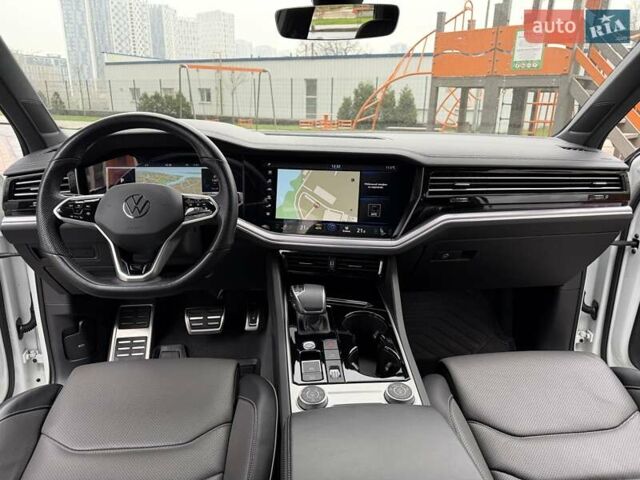 Белый Фольксваген Туарег, объемом двигателя 3 л и пробегом 63 тыс. км за 62999 $, фото 20 на Automoto.ua