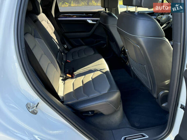 Белый Фольксваген Туарег, объемом двигателя 2.97 л и пробегом 135 тыс. км за 65700 $, фото 20 на Automoto.ua