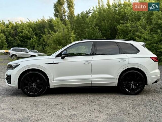 Белый Фольксваген Туарег, объемом двигателя 2.97 л и пробегом 131 тыс. км за 61990 $, фото 2 на Automoto.ua