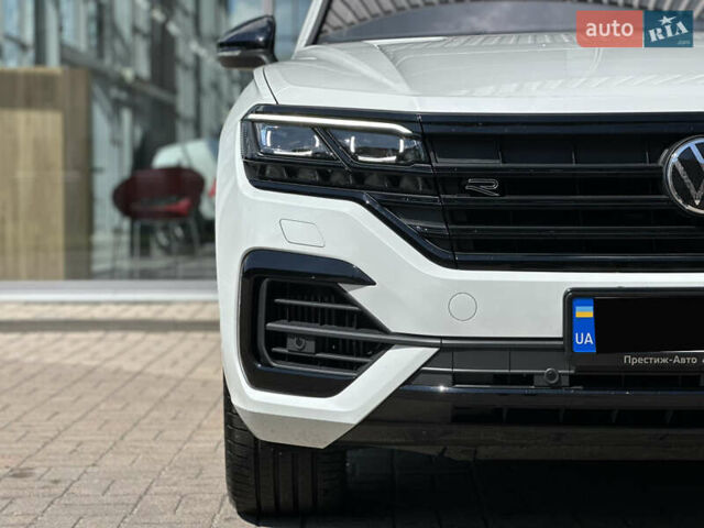 Білий Фольксваген Туарег, об'ємом двигуна 2.99 л та пробігом 26 тис. км за 69999 $, фото 2 на Automoto.ua