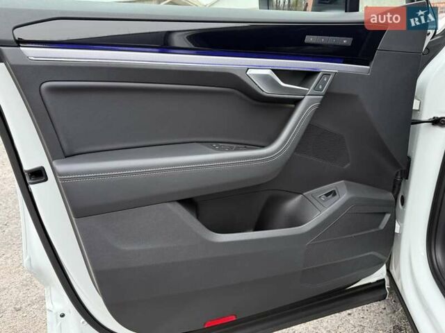 Белый Фольксваген Туарег, объемом двигателя 2.97 л и пробегом 131 тыс. км за 59979 $, фото 14 на Automoto.ua