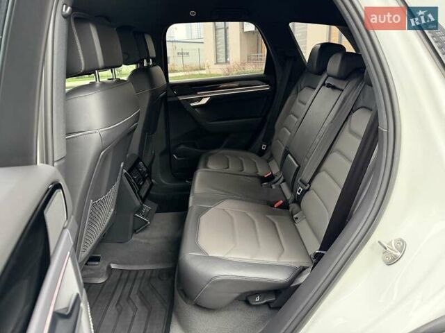 Белый Фольксваген Туарег, объемом двигателя 3 л и пробегом 63 тыс. км за 62999 $, фото 16 на Automoto.ua