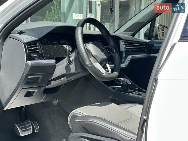 Білий Фольксваген Туарег, об'ємом двигуна 2.99 л та пробігом 26 тис. км за 69999 $, фото 15 на Automoto.ua