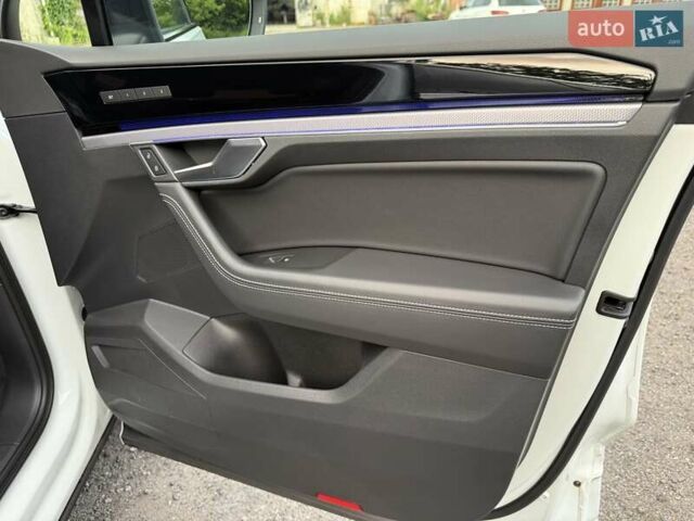 Белый Фольксваген Туарег, объемом двигателя 2.97 л и пробегом 131 тыс. км за 61990 $, фото 30 на Automoto.ua