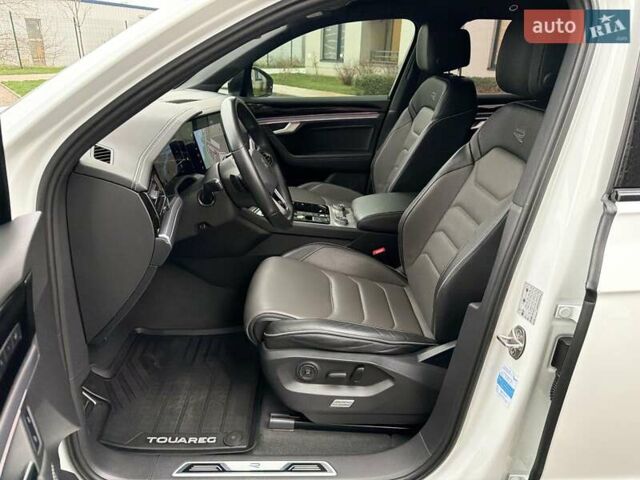 Белый Фольксваген Туарег, объемом двигателя 3 л и пробегом 63 тыс. км за 62999 $, фото 14 на Automoto.ua