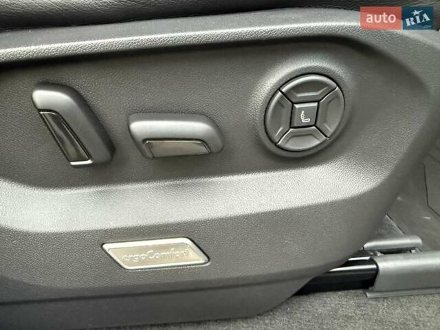 Белый Фольксваген Туарег, объемом двигателя 2.97 л и пробегом 131 тыс. км за 61990 $, фото 36 на Automoto.ua