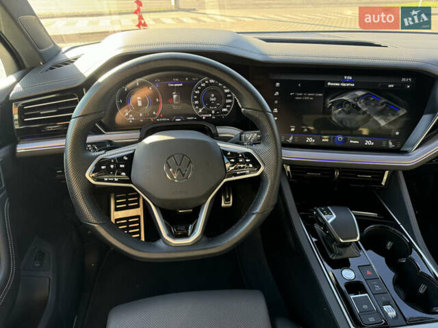 Белый Фольксваген Туарег, объемом двигателя 2.97 л и пробегом 138 тыс. км за 63000 $, фото 38 на Automoto.ua