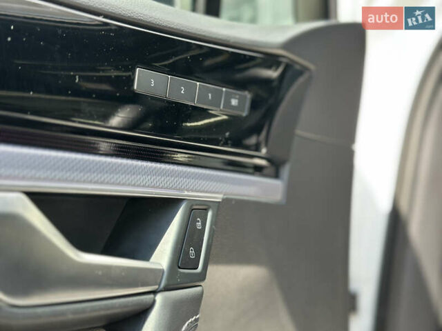 Білий Фольксваген Туарег, об'ємом двигуна 2.99 л та пробігом 26 тис. км за 69999 $, фото 16 на Automoto.ua