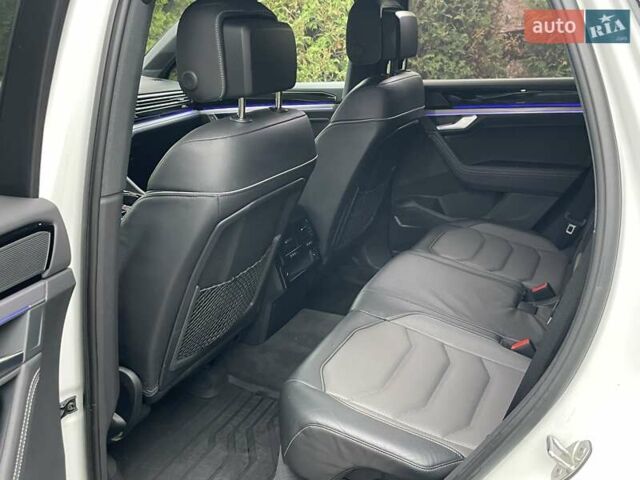 Білий Фольксваген Туарег, об'ємом двигуна 2.97 л та пробігом 100 тис. км за 63999 $, фото 21 на Automoto.ua