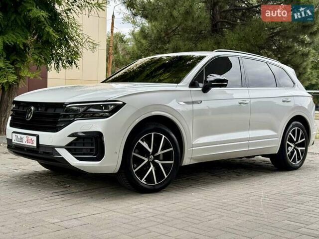Білий Фольксваген Туарег, об'ємом двигуна 2.97 л та пробігом 77 тис. км за 64900 $, фото 2 на Automoto.ua
