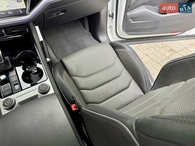 Білий Фольксваген Туарег, об'ємом двигуна 2.97 л та пробігом 77 тис. км за 64900 $, фото 31 на Automoto.ua