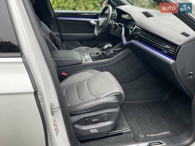 Білий Фольксваген Туарег, об'ємом двигуна 2.97 л та пробігом 100 тис. км за 63999 $, фото 24 на Automoto.ua