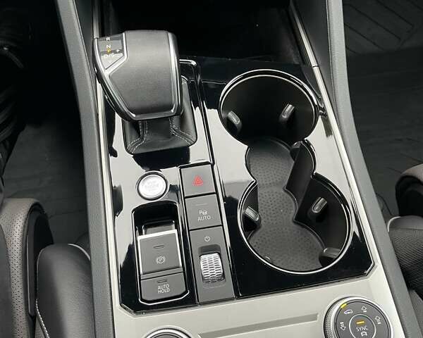 Білий Фольксваген Туарег, об'ємом двигуна 2.97 л та пробігом 100 тис. км за 63999 $, фото 19 на Automoto.ua