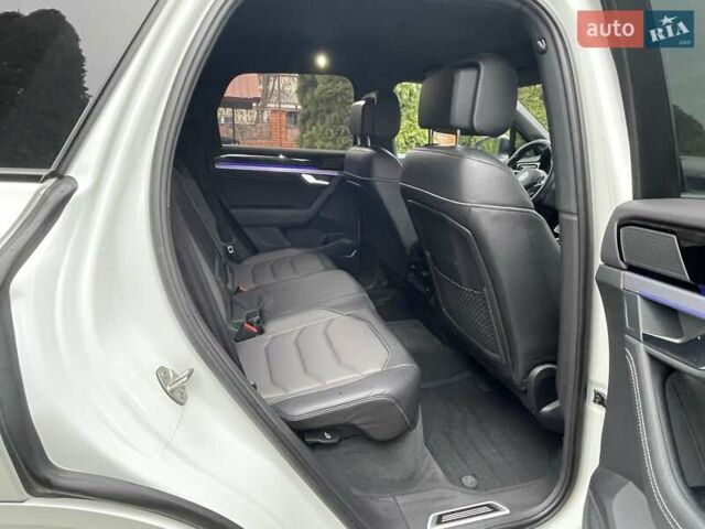 Білий Фольксваген Туарег, об'ємом двигуна 2.97 л та пробігом 100 тис. км за 63999 $, фото 23 на Automoto.ua