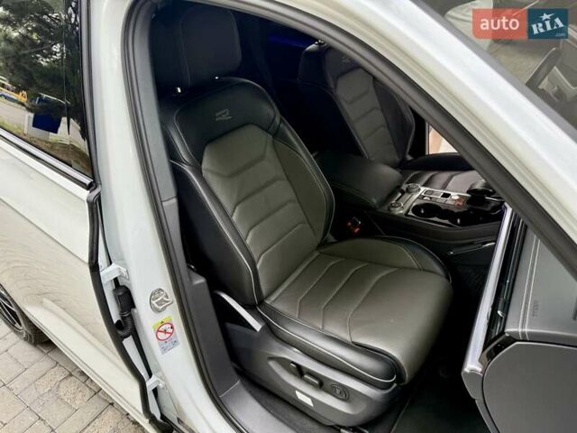 Білий Фольксваген Туарег, об'ємом двигуна 2.97 л та пробігом 77 тис. км за 64900 $, фото 36 на Automoto.ua