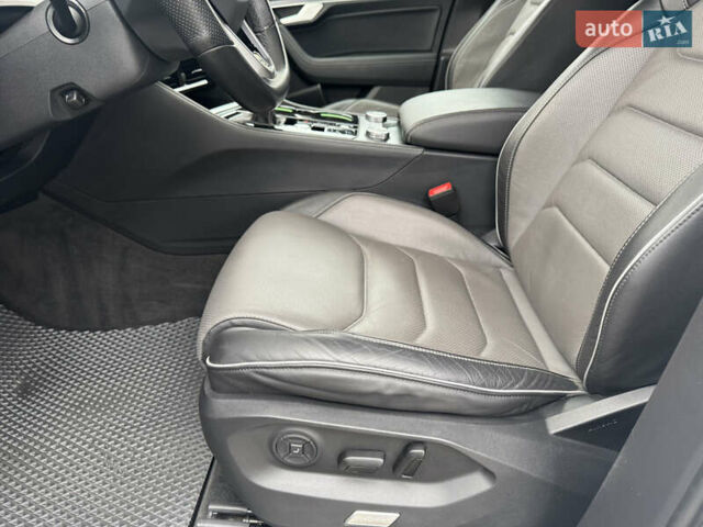 Білий Фольксваген Туарег, об'ємом двигуна 2.97 л та пробігом 33 тис. км за 76900 $, фото 9 на Automoto.ua