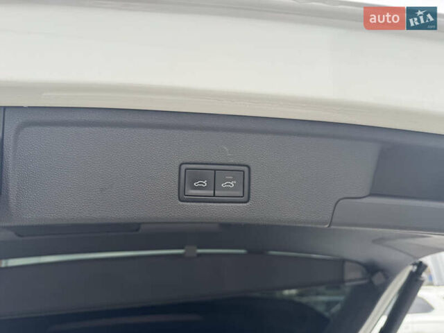 Білий Фольксваген Туарег, об'ємом двигуна 2.97 л та пробігом 33 тис. км за 75500 $, фото 9 на Automoto.ua