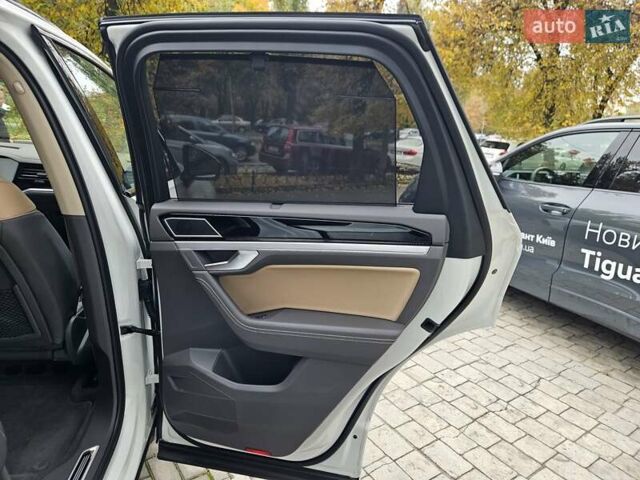 Белый Фольксваген Туарег, объемом двигателя 3 л и пробегом 32 тыс. км за 76890 $, фото 35 на Automoto.ua