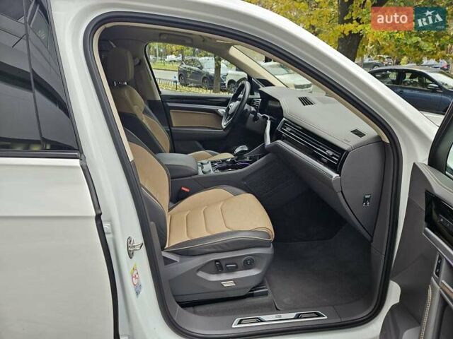 Белый Фольксваген Туарег, объемом двигателя 3 л и пробегом 32 тыс. км за 76890 $, фото 39 на Automoto.ua