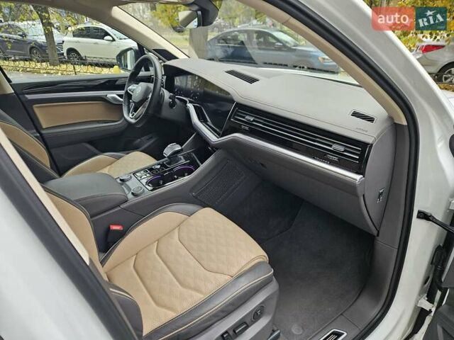 Белый Фольксваген Туарег, объемом двигателя 3 л и пробегом 32 тыс. км за 76890 $, фото 40 на Automoto.ua