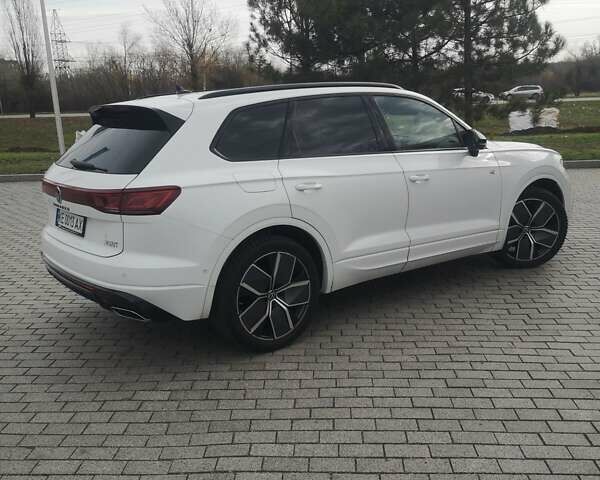 Белый Фольксваген Туарег, объемом двигателя 3 л и пробегом 55 тыс. км за 85500 $, фото 6 на Automoto.ua