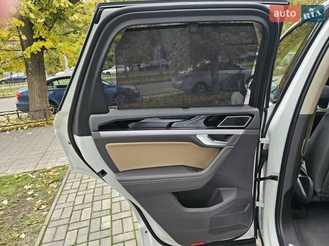 Белый Фольксваген Туарег, объемом двигателя 3 л и пробегом 32 тыс. км за 76890 $, фото 24 на Automoto.ua