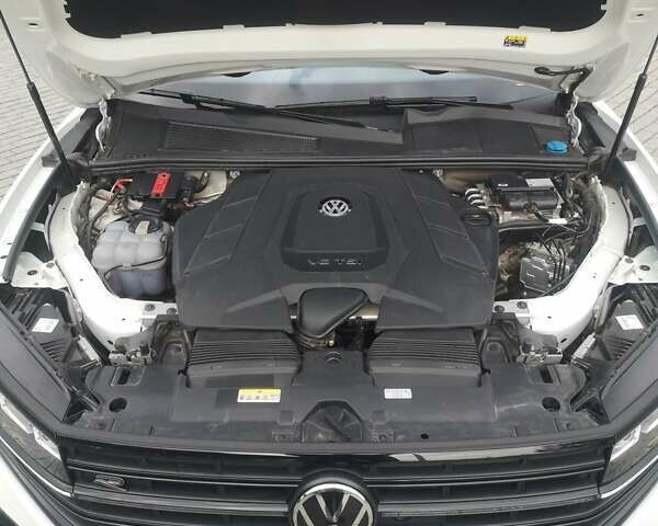 Белый Фольксваген Туарег, объемом двигателя 3 л и пробегом 55 тыс. км за 85500 $, фото 14 на Automoto.ua