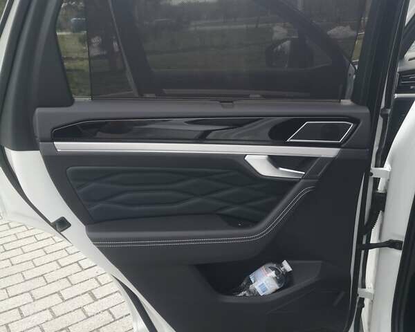 Белый Фольксваген Туарег, объемом двигателя 3 л и пробегом 55 тыс. км за 85500 $, фото 27 на Automoto.ua