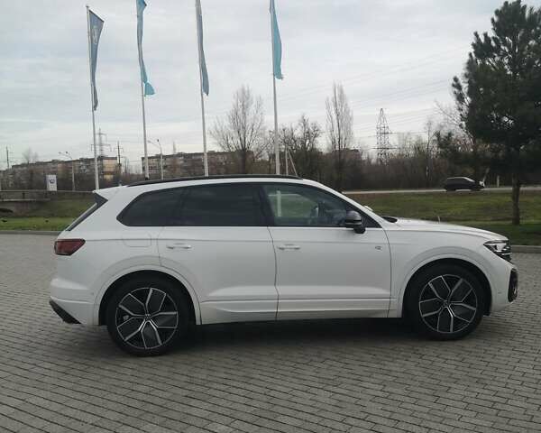 Белый Фольксваген Туарег, объемом двигателя 3 л и пробегом 55 тыс. км за 85500 $, фото 8 на Automoto.ua