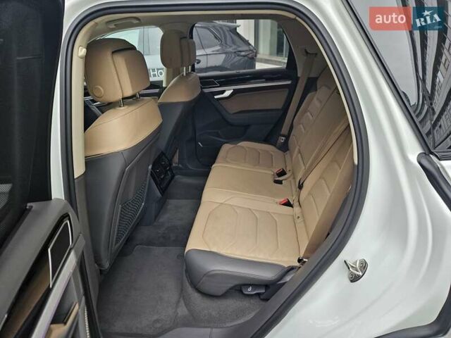 Белый Фольксваген Туарег, объемом двигателя 3 л и пробегом 32 тыс. км за 76890 $, фото 25 на Automoto.ua