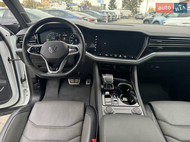 Білий Фольксваген Туарег, об'ємом двигуна 2.97 л та пробігом 33 тис. км за 75500 $, фото 11 на Automoto.ua