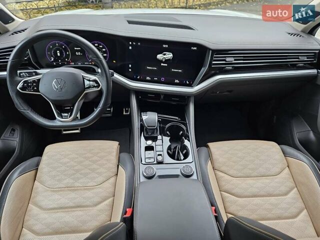 Белый Фольксваген Туарег, объемом двигателя 3 л и пробегом 32 тыс. км за 76890 $, фото 42 на Automoto.ua