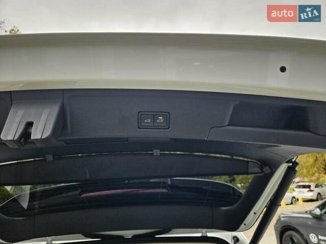 Белый Фольксваген Туарег, объемом двигателя 3 л и пробегом 32 тыс. км за 76890 $, фото 29 на Automoto.ua