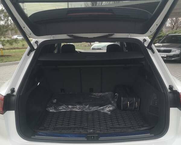 Белый Фольксваген Туарег, объемом двигателя 3 л и пробегом 55 тыс. км за 85500 $, фото 11 на Automoto.ua