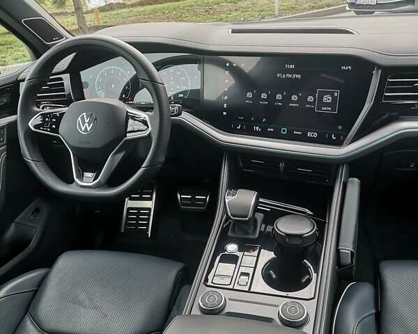 Белый Фольксваген Туарег, объемом двигателя 3 л и пробегом 55 тыс. км за 85500 $, фото 28 на Automoto.ua