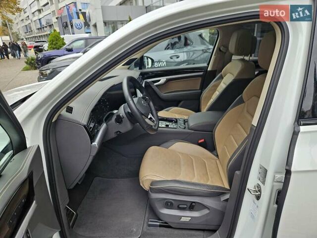 Белый Фольксваген Туарег, объемом двигателя 3 л и пробегом 32 тыс. км за 76890 $, фото 20 на Automoto.ua