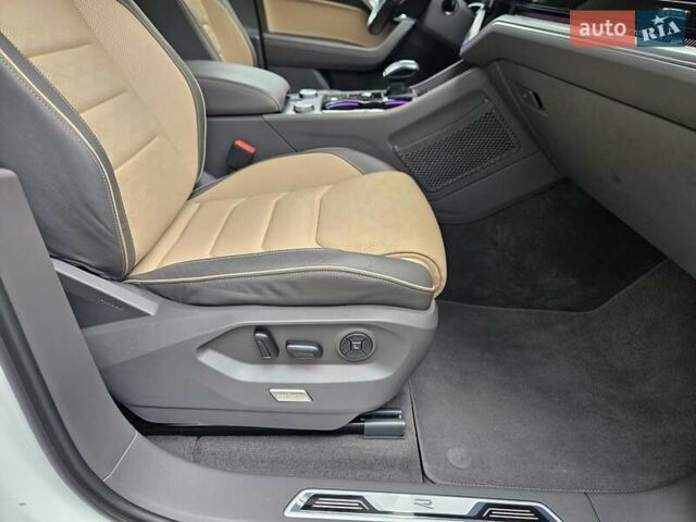 Белый Фольксваген Туарег, объемом двигателя 3 л и пробегом 32 тыс. км за 76890 $, фото 41 на Automoto.ua