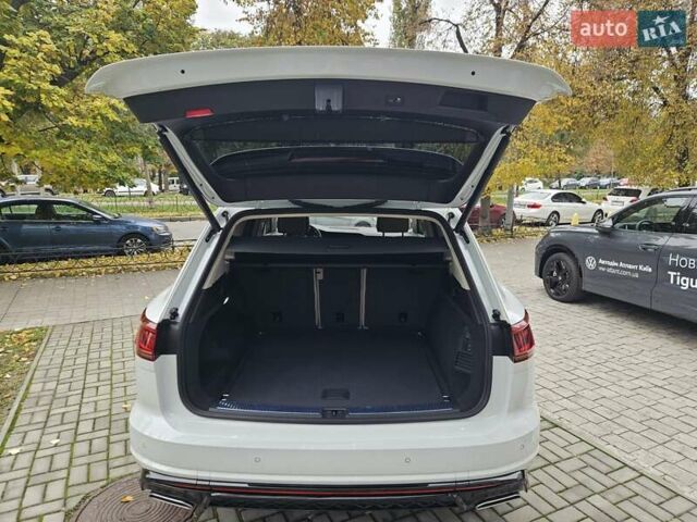 Белый Фольксваген Туарег, объемом двигателя 3 л и пробегом 32 тыс. км за 76890 $, фото 28 на Automoto.ua