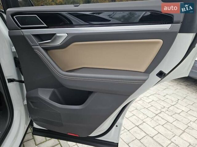 Белый Фольксваген Туарег, объемом двигателя 3 л и пробегом 32 тыс. км за 76890 $, фото 34 на Automoto.ua