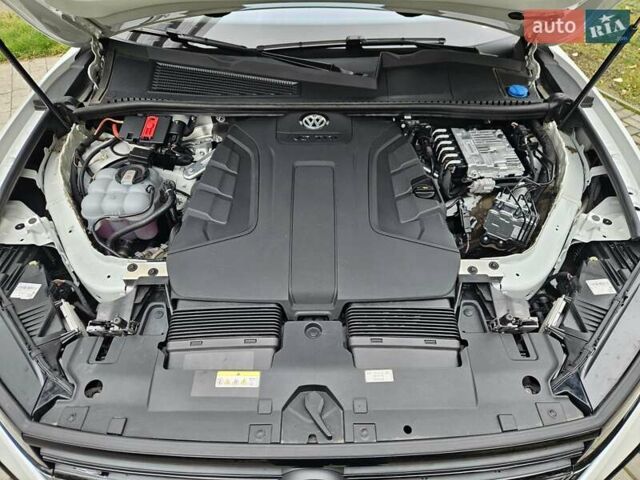 Белый Фольксваген Туарег, объемом двигателя 3 л и пробегом 32 тыс. км за 76890 $, фото 59 на Automoto.ua