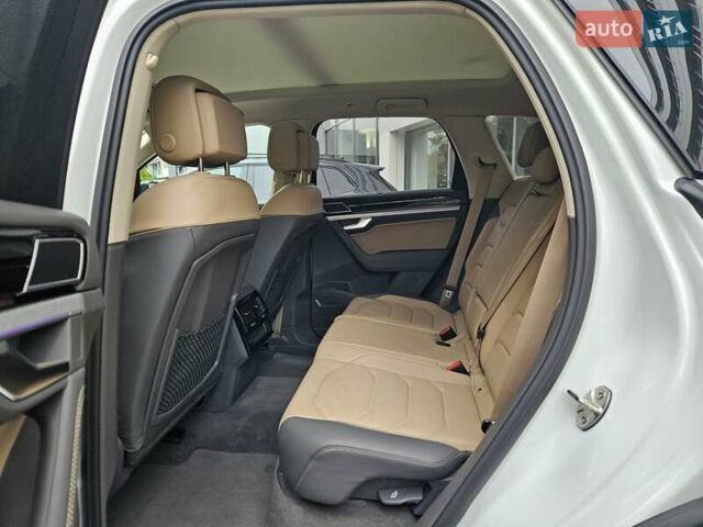 Белый Фольксваген Туарег, объемом двигателя 3 л и пробегом 32 тыс. км за 76890 $, фото 26 на Automoto.ua