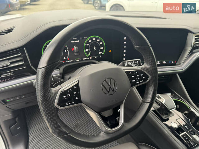 Білий Фольксваген Туарег, об'ємом двигуна 2.97 л та пробігом 33 тис. км за 75500 $, фото 7 на Automoto.ua