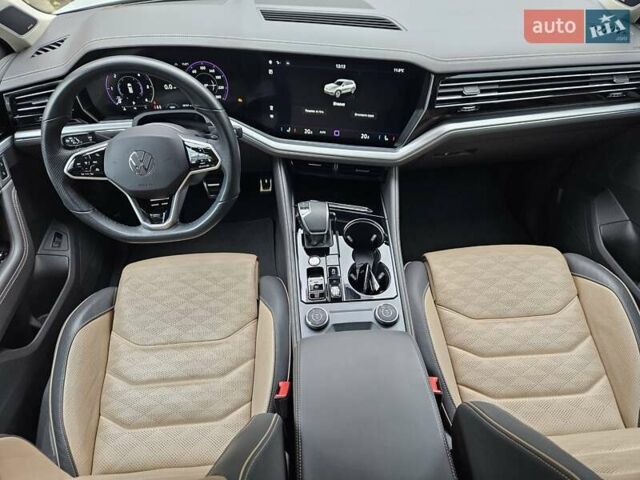 Белый Фольксваген Туарег, объемом двигателя 3 л и пробегом 32 тыс. км за 76890 $, фото 43 на Automoto.ua