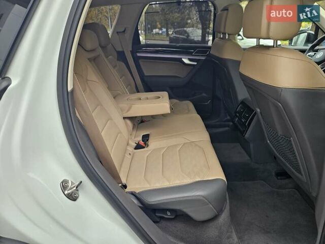 Белый Фольксваген Туарег, объемом двигателя 3 л и пробегом 32 тыс. км за 76890 $, фото 37 на Automoto.ua