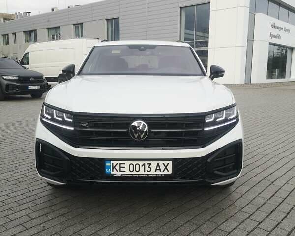 Белый Фольксваген Туарег, объемом двигателя 3 л и пробегом 55 тыс. км за 85500 $, фото 2 на Automoto.ua