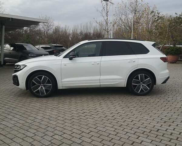 Белый Фольксваген Туарег, объемом двигателя 3 л и пробегом 55 тыс. км за 85500 $, фото 3 на Automoto.ua