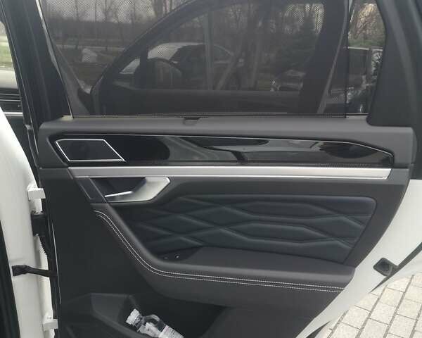 Белый Фольксваген Туарег, объемом двигателя 3 л и пробегом 55 тыс. км за 85500 $, фото 24 на Automoto.ua