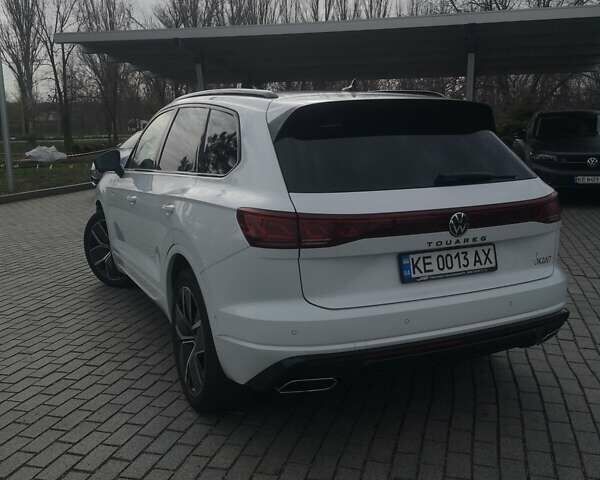 Белый Фольксваген Туарег, объемом двигателя 3 л и пробегом 55 тыс. км за 85500 $, фото 1 на Automoto.ua