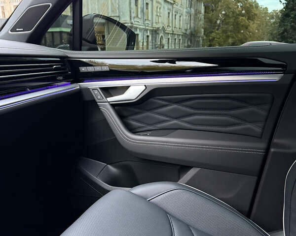 Белый Фольксваген Туарег, объемом двигателя 2.97 л и пробегом 2 тыс. км за 92000 $, фото 38 на Automoto.ua