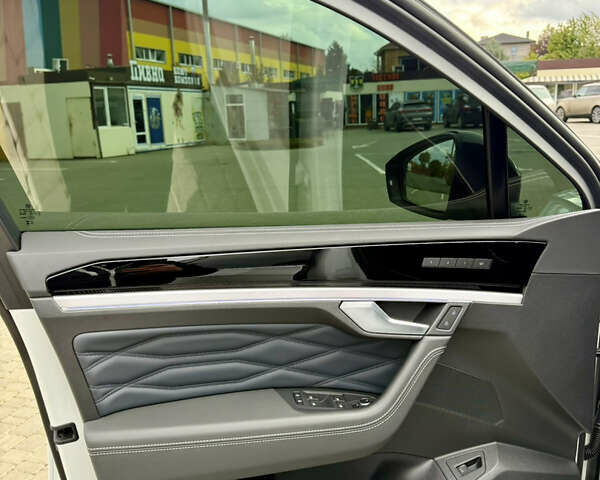 Белый Фольксваген Туарег, объемом двигателя 2.97 л и пробегом 2 тыс. км за 92000 $, фото 23 на Automoto.ua